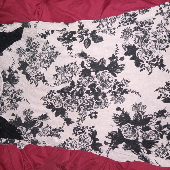 Carol Rose Black and Cream Floral Top Whimsigoth - Picture 2 of 11